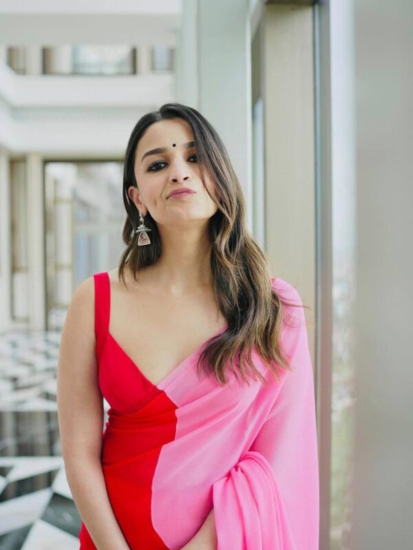 Alia Bhatt Designer Pink Georgette Silk Saree with Attractive blouse piece - Image 2