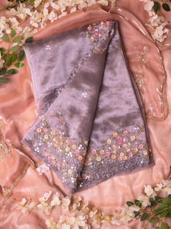This saree is versatile enough to be styled in various way - Image 3