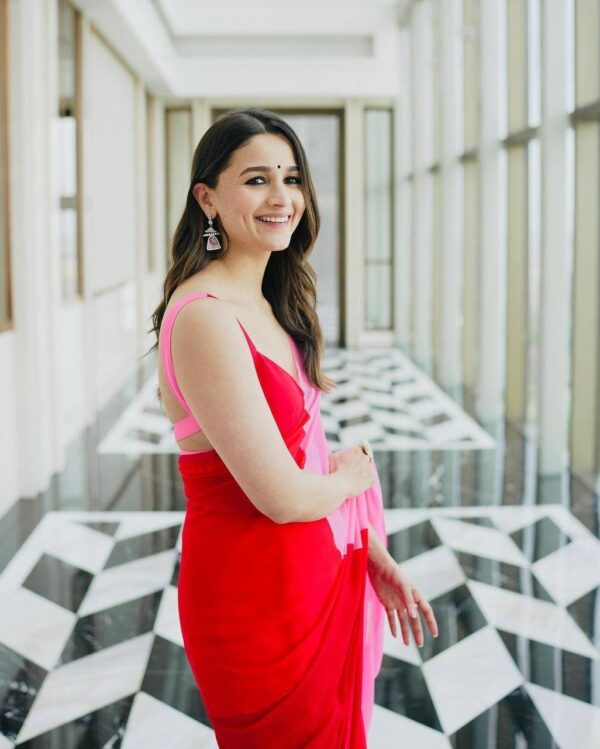 Alia Bhatt Designer Pink Georgette Silk Saree with Attractive blouse piece - Image 4